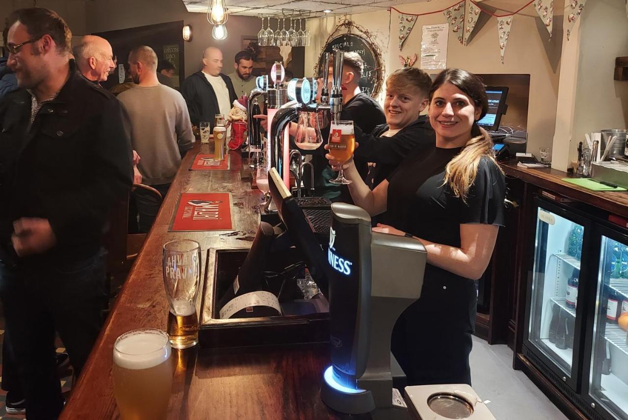 HOTEL OLD JOINERY AT THE TRAWDEN ARMS WINEWALL